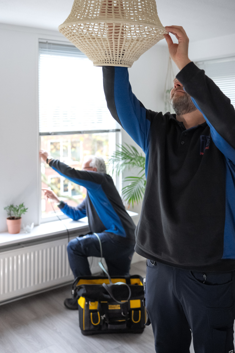 Gratis energiebesparende maatregelen door FIXbrigade: plaatsen van ledlamp en tochtstrip in woning.